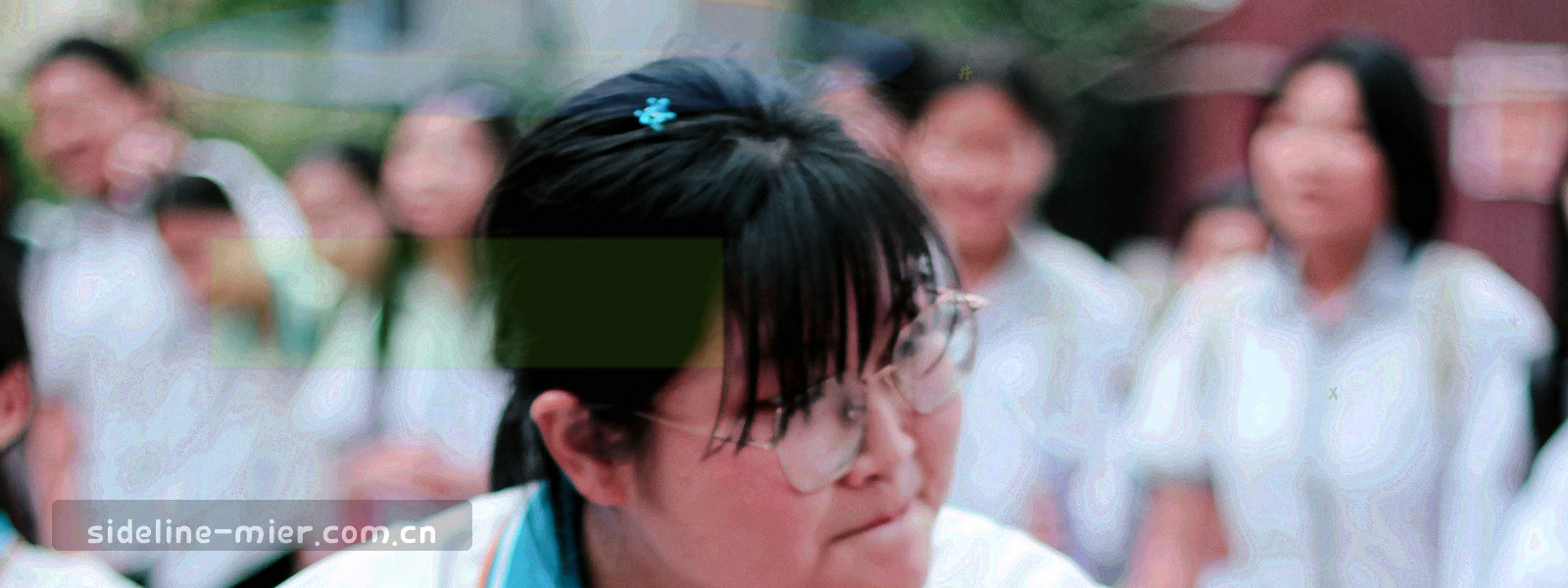 深绿底色上缓慢流动的抽象数据线条纹理，没有文字与标识